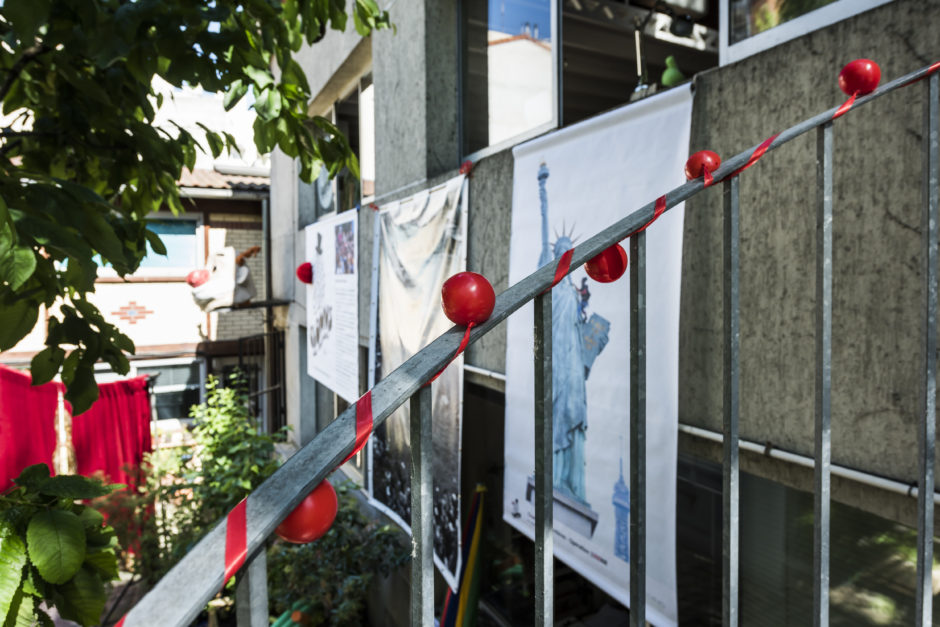 Nez rouges et affiches Clowns Sans Frontières