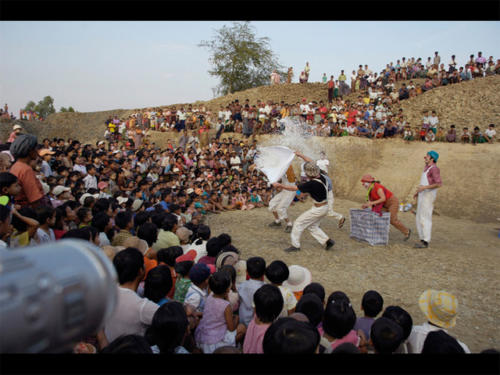 © Jordi Castellano - Clowns Sans Frontières -  Birmanie - Janvier 2005