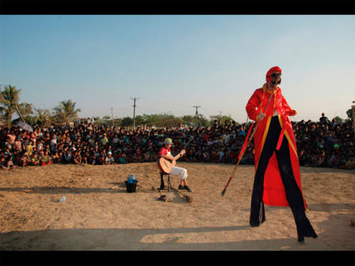 © Jordi Castellano - Clowns Sans Frontières -  Birmanie - Janvier 2005