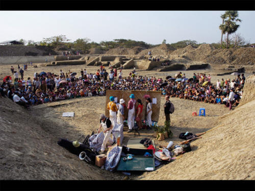 © Jordi Castellano - Clowns Sans Frontières -  Birmanie - Janvier 2005