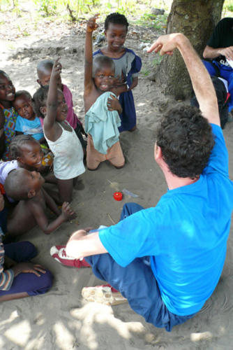 © Jordi Castellano Clowns Sans Frontières - RDC - Fev. 2007