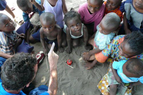 © Jordi Castellano Clowns Sans Frontières - RDC - Fev. 2007